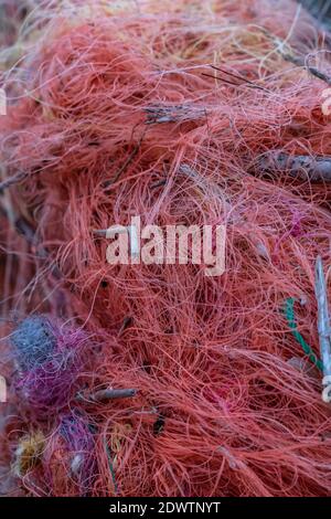 filets de pêche lavés par la mer et un morceau de corde enchevêtrée tout ensemble, il est très difficile à loquet Banque D'Images