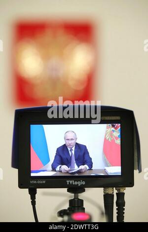 Moscou, Russie. 23 décembre 2020. Le Président russe Vladimir Poutine préside une réunion de vidéo conférence avec présidé une réunion conjointe du Conseil d'Etat et du Conseil pour le développement stratégique et les projets nationaux de la résidence officielle de Novo-Ogaryovo le 23 décembre 2020 en dehors de Moscou, Russie. Credit: Mikhail Klimentyev/Kremlin Pool/Alamy Live News Banque D'Images