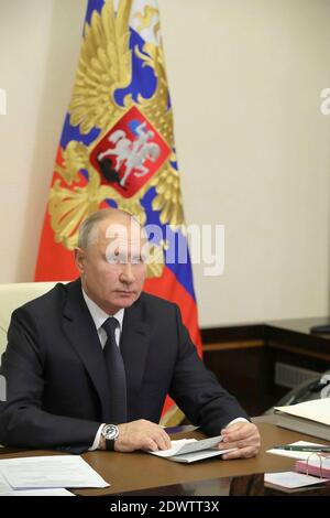 Moscou, Russie. 23 décembre 2020. Le Président russe Vladimir Poutine préside une réunion de vidéo conférence avec présidé une réunion conjointe du Conseil d'Etat et du Conseil pour le développement stratégique et les projets nationaux de la résidence officielle de Novo-Ogaryovo le 23 décembre 2020 en dehors de Moscou, Russie. Credit: Mikhail Klimentyev/Kremlin Pool/Alamy Live News Banque D'Images