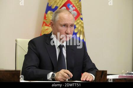 Moscou, Russie. 23 décembre 2020. Le Président russe Vladimir Poutine préside une réunion de vidéo conférence avec présidé une réunion conjointe du Conseil d'Etat et du Conseil pour le développement stratégique et les projets nationaux de la résidence officielle de Novo-Ogaryovo le 23 décembre 2020 en dehors de Moscou, Russie. Credit: Mikhail Klimentyev/Kremlin Pool/Alamy Live News Banque D'Images