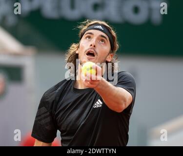 Joueur grec de tennis Stefanos Tsitsipas jouant un service pendant un match à l'Open de France 2020, Paris, France, Europe. Banque D'Images