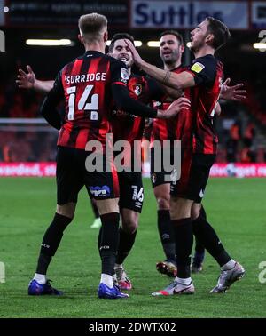 Sam Suridge, de l'AFC Bournemouth, célèbre le cinquième but de son équipe lors du match du championnat Sky Bet au stade Vitality, à Bournemouth. Banque D'Images