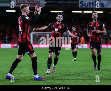 Sam Suridge, de l'AFC Bournemouth, célèbre le cinquième but de son équipe lors du match du championnat Sky Bet au stade Vitality, à Bournemouth. Banque D'Images