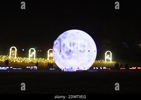 Lune géante et embrasures éclairées, lanternes lumineuses au Lightopia Festival 2020 à Heaton Park, Manchester Banque D'Images