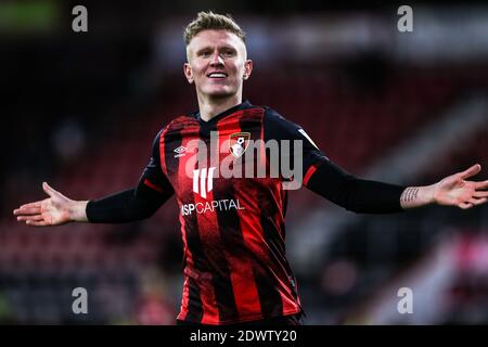 Sam Suridge, de l'AFC Bournemouth, célèbre le cinquième but de son équipe lors du match du championnat Sky Bet au stade Vitality, à Bournemouth. Banque D'Images