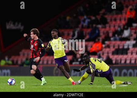 Rodrigo Riquelme (à gauche) de l'AFC Bournemouth, Aaron Rowe (au centre) de Huddersfield Town et Naby Sarr de Huddersfield Town se battent pour le ballon lors du match de championnat Sky Bet au stade Vitality, à Bournemouth. Banque D'Images