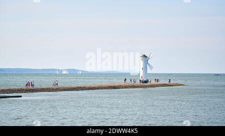 Touristes à la balise du moulin, le point de repère de la ville de Swinoujscie Banque D'Images