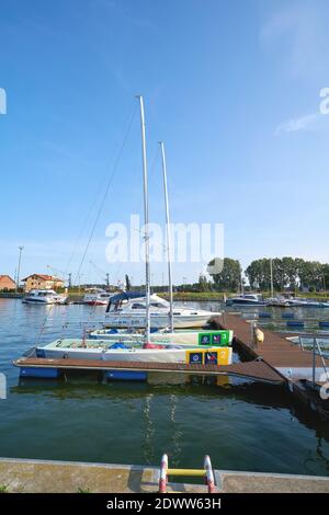 Bateaux de sport dans le port de plaisance de Swinoujscie sur le polonais Côte Baltique Bateaux de sport dans le port de plaisance de Swinoujscie on La côte Baltique polonaise Banque D'Images