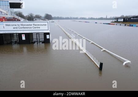 Worcester, Worcestershire, Royaume-Uni - mercredi 23 décembre 2020 - l'hippodrome de Worcester est sous les eaux d'inondation de la rivière Severn voisine, après des jours de fortes pluies. Une grande partie de la rivière Severn est actuellement sous alerte d'inondation avec d'autres prévisions de pluie. Photo Steven May / Alamy Live News Banque D'Images