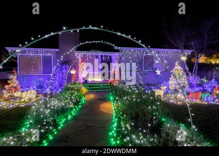 Noël lumières de nuit décorant la maison en Californie Banque D'Images