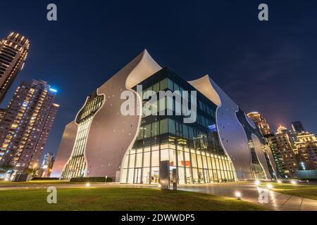 Vue extérieure du théâtre national Taichung illuminée la nuit. Taichung, Taïwan. Banque D'Images