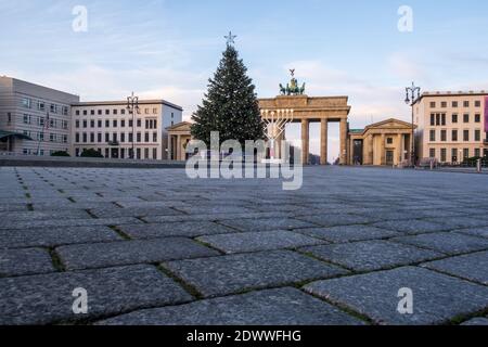 Place Pariser Platz avec porte de Brandebourg déserte en hiver allemand maintien corona Banque D'Images