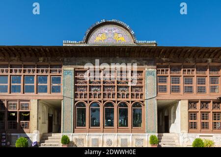 La maison Zinat ol-Molk appartenait à la famille Qavam et la salle principale de celle-ci est décorée de miroirs. Manoir médiéval persan avec art préservé de l'ère Qentra Banque D'Images