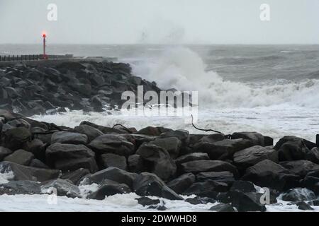 West Bay, Dorset, Royaume-Uni. 23 décembre 2020. Météo Royaume-Uni. Les mers de tempête se sont écraées contre les défenses de la baie Ouest à Dorset, lors d'un après-midi de pluie et de vents violents. Crédit photo : Graham Hunt/Alamy Live News Banque D'Images