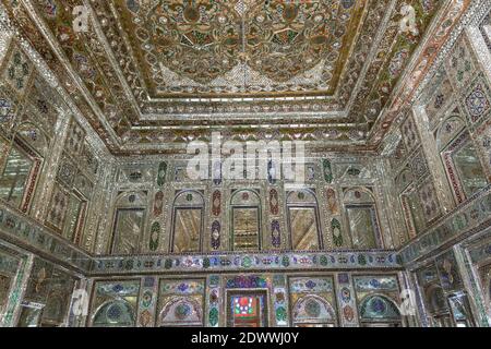 Plafond de la maison miroir de Zinat ol-Molk la maison appartenait à la famille Qavam et la salle principale de celle-ci est décorée de miroirs. Banque D'Images