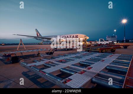 Prague, République tchèque - 13 août 2020 : Boeing 777F de Qatar Airways à l'aéroport Vaclav Havel Prague en République tchèque le 13 août 2 Banque D'Images