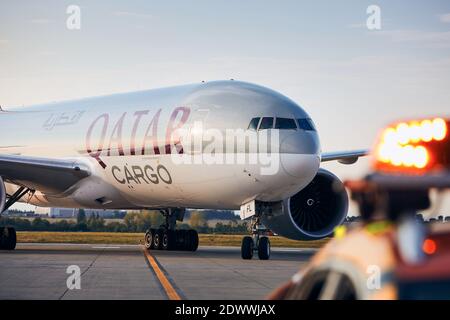 Prague, République tchèque - 13 août 2020 : Boeing 777F de Qatar Airways qui fait du taxi à l'aéroport Vaclav Havel de Prague en République tchèque sur l'autoroute Banque D'Images