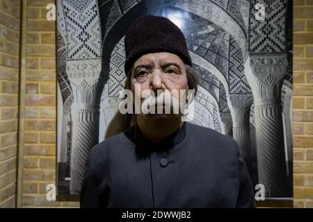 Figure de Mohammad Reza Kashi-Saz-e-Sirazi dans la maison Zinat ol-Molk, architecte de la mosquée Nasir al-Mulk Banque D'Images