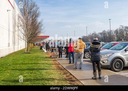 Prise de distance sociale sur une gamme Costco pendant la pandémie Covid-19, Toronto, Canada Banque D'Images