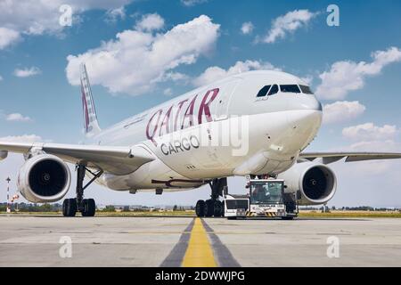 Prague, République tchèque - 24 juillet 2020 : avion cargo Airbus A330F de Qatar Airways à l'aéroport Vaclav Havel de Prague en République tchèque le 24 juillet 2020 Banque D'Images