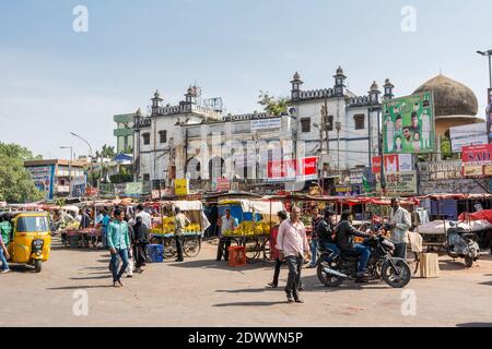 Marchés locaux très fréquentés entourant le Charminar, monument et mosquée situé à Hyderabad, Telangana, Inde Banque D'Images