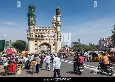 Piétons marchant dans la rue Charminar de Hyderabad avec le fond de Charminar, qui est un monument et une mosquée Banque D'Images