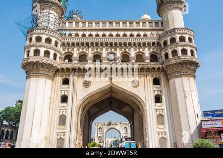 Charminar ou quatre minarets en cours de rénovation, qui est un monument et une mosquée, construite en 1591. Banque D'Images