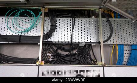 Tuyau de ligne électrique sur sol en béton. Système de conduits électriques et chemin de câbles installés sous le plancher surélevé de la salle des serveurs dans le centre de données Banque D'Images