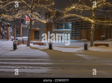 Canmore, Alberta, Canada – 23 décembre 2020 : vue extérieure de l'édifice municipal avec lumières de Noël et neige Banque D'Images