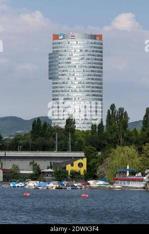 Alte Donau, Tour Blick zum Florido, Bürohochhaus à Wien, Österreich Banque D'Images