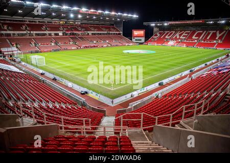 23 décembre 2020 ; Stade Bet365, Stoke, Staffordshire, Angleterre ; coupe de football anglaise, Carabao Cup, Stoke City contre Tottenham Hotspur ; les projecteurs sont allumés au stade Bet365 Banque D'Images