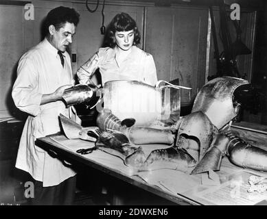 LEONARD HEINRICH armurier du Metropolitan Museum of Art de New York Au travail avec INGRID BERGMAN sur son armure en aluminium pour JOAN DE Victor FLEMING, réalisateur de l'ARC 1948, joue à Maxwell Anderson Scénario Maxwell Anderson et Andrew SULT Walter Wanger Productions (Sierra Pictures) / RKO radio Pictures Banque D'Images