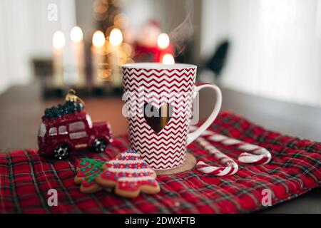 Tasse de noël blanche rouge, biscuits, bonbons, sucettes et voiture Banque D'Images