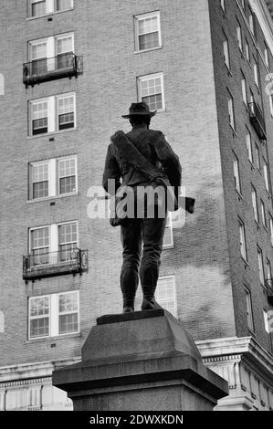 La statue commémorative « at Ready » maintenant enlevée à côté de l'ancien palais de justice du comté d'Albemarle, Charlottesville, Virginie, États-Unis Banque D'Images