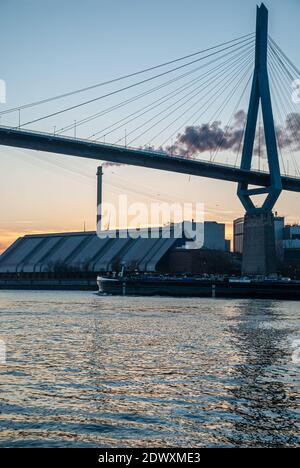 Hambourg, Allemagne : pylône du pont Koehlbrand à Hambourg au crépuscule Banque D'Images
