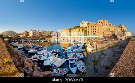 Vue sur l'ancienne Rione Terra depuis le port de plaisance avec bateaux de pêche. Pozzuoli, Campi Flegrei (champs Phlegraean), Naples, Campanie, Italie Banque D'Images