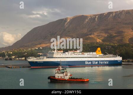 Bateau à remorqueurs Titan se dirigeant vers la mer et bateau Blue Star Ferries amarré au port de Souda, dans la région de la Canée, sur l'île de Crète, en Grèce Banque D'Images