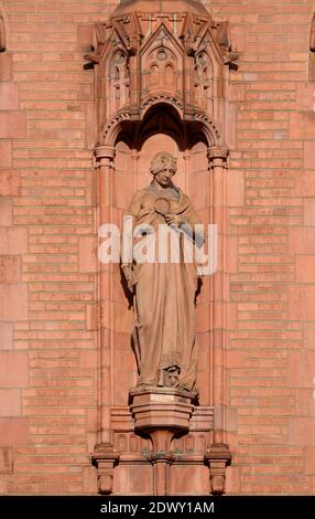 Londres, Angleterre, Royaume-Uni. Prudential assurance Building, 138-142 Holborn. Statue en terre cuite sur la façade de prudence (c1901, par F.M. Pomeroy) Banque D'Images