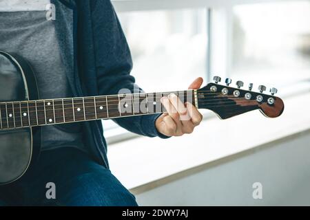 Le guitariste joue de la guitare. Ou une personne apprend à jouer de la guitare. Banque D'Images