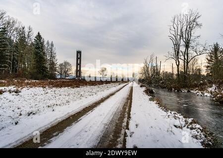 Randonnée d'hiver à travers le Ried Pfrunger jusqu'à la Tour Bannwald Près d'Ostrach dans la haute Souabe Banque D'Images