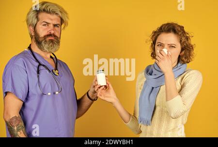 soins de santé et personnes. patient et médecin de tenir des pilules. femme avec nez liquide à la consultation infirmière. pharmacie. coronavirus de chine. infection épidémique. pour votre immunité. préparation pour vérifier le patient Banque D'Images