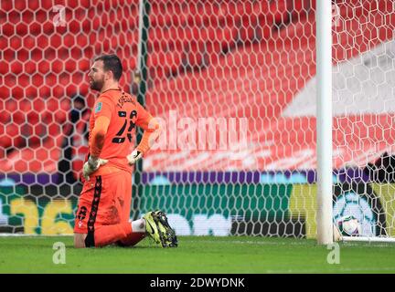 Andy Lonergan, gardien de but de Stoke City, réagit après avoir concédé le premier but du match lors du quart de finale de la Carabao Cup au stade bet365, Stoke on Trent. Banque D'Images