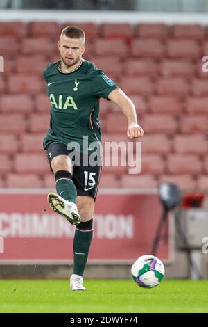 23 décembre 2020 ; Bet365 Stadium, Stoke, Staffordshire, Angleterre ; English football League Cup, Carabao Cup, Stoke City versus Tottenham Hotspur ; Eric Dier de Tottenham Hotspur croise le ballon Banque D'Images