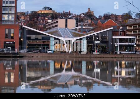 Vue sur la piscine de Brayford vers la montée et le château de Lincoln. La photo montre l'évolution du nouveau restaurant le long du bord de l'eau. Banque D'Images