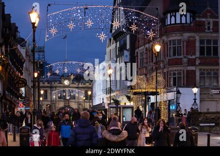 Le premier week-end de décembre shopping sur Lincoln Hight Street. Les lumières de Noël ont été allumées et tout le monde est socialement distancé en raison des restrictions du coronavirus. Banque D'Images