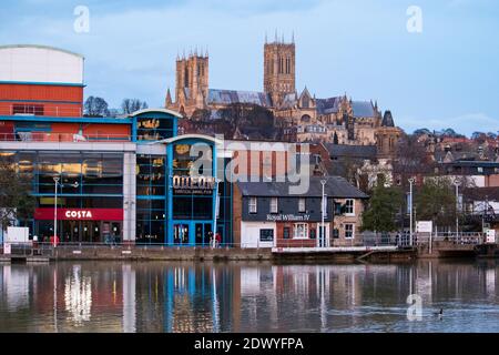 La cathédrale de Lincoln surplombe le quai de Brayford avec Costa Coffee, Odeon et le pub Royal William !V en bordure de la marina. Banque D'Images