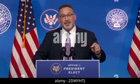Le Dr Miguel Cardona, Secrétaire de l'éducation désigné des États-Unis, fait des remarques après que le président élu des États-Unis Joe Biden a prononcé des observations au Queen Theatre de Wilmington, Delaware, le mardi 22 décembre 2020. Crédit : Biden transition TV via CNP | utilisation dans le monde entier Banque D'Images