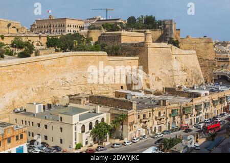 Vieux fort et murs fortifiés avec l'ascenseur panoramique de Barrakka construit à l'intérieur du fossé de Lascaris, la Valette, Malte Banque D'Images