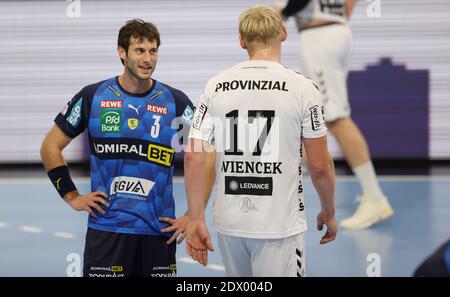 Kiel, Allemagne. 23 décembre 2020. Firo: 23.12.2020 Fuvuball: Soccer: Handball 1. Bundesliga saison 2020/21 THW Kiel - Rhein-Neckar LV? wen, Loewen deux joueurs nationaux: Patrick Wiencek (à droite) a annulé la coupe du monde Uwe Gensheimer non | usage dans le monde crédit: dpa/Alay Live News Banque D'Images