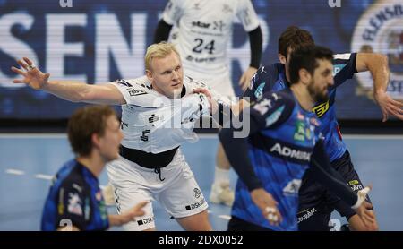 Kiel, Allemagne. 2020 décembre 23.12.2020. Firo: 2020/21 Fuvuball: Football: Handball 1ère saison Bundesliga THW Kiel - Rhein-Neckar LV? wen, Loewen deux joueurs nationaux: Patrick Wiencek (à gauche) a annulé la coupe du monde Uwe Gensheimer non | usage dans le monde crédit: dpa/Alay Live News Banque D'Images